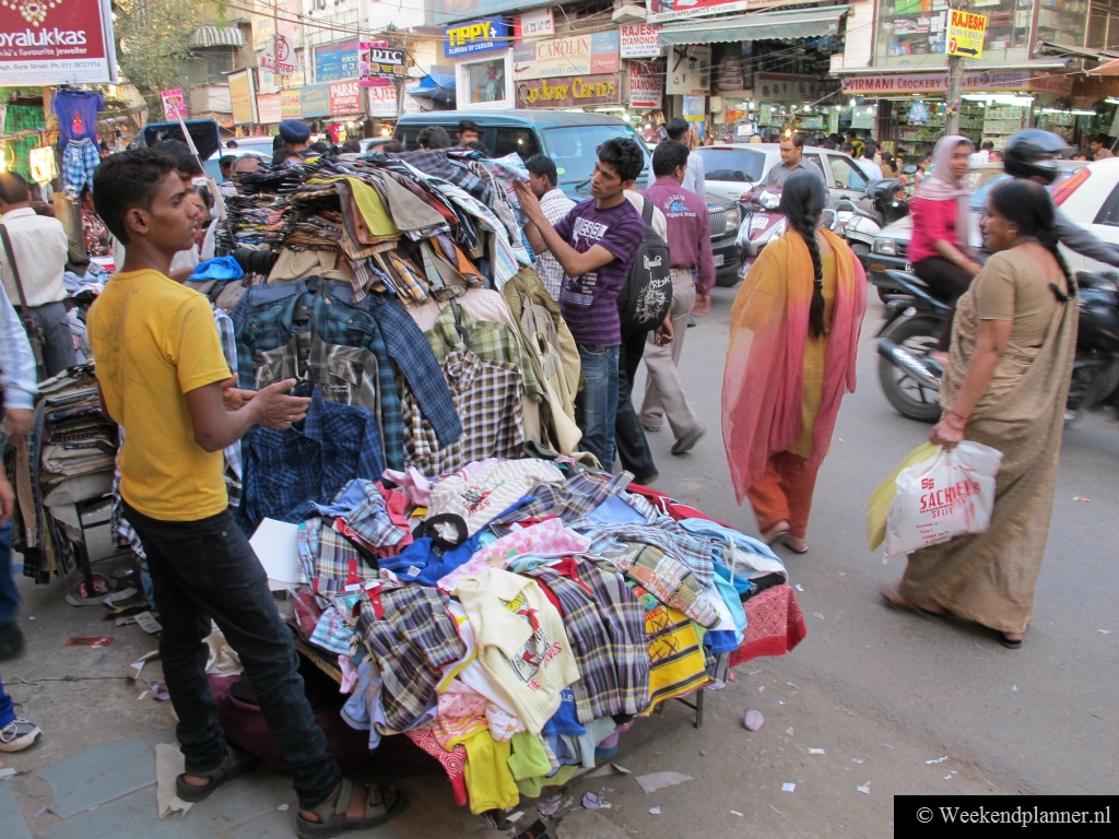 De lange winkelstraat Ajmal Khan Road zijn veel winkels en er is een levendige straathandel. Hoewel Karol Bagh er wat vervallen uitziet is het in Ajmal Khan Road zelfs in de avond veilig. Er zijn veel hotels en restaurants en ook in de avond is het er altijd druk. 